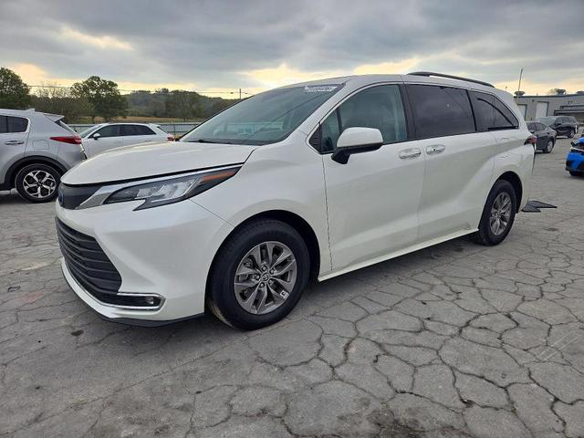 2021 TOYOTA SIENNA XLE  
