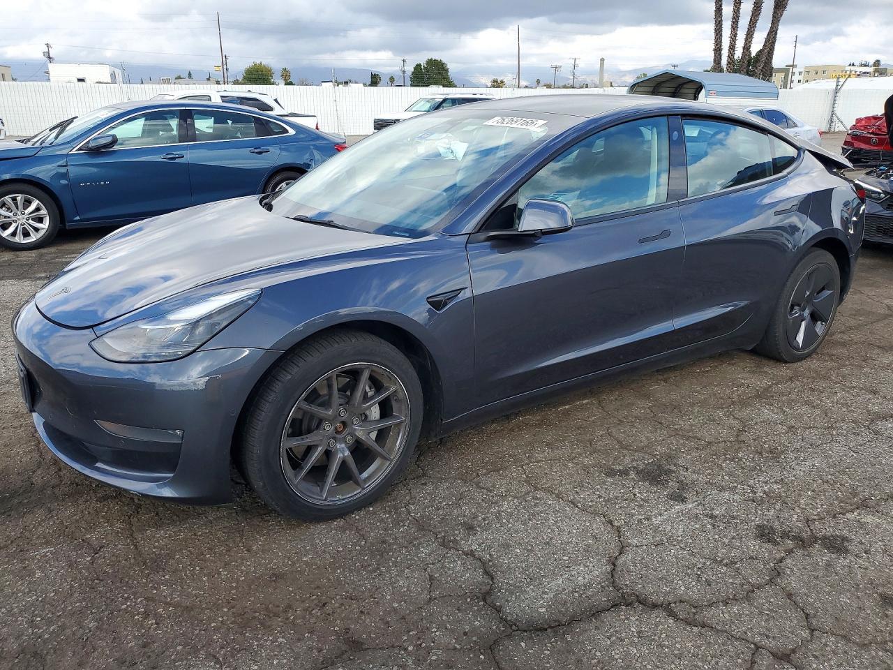Вид 2022 TESLA MODEL 3, угол 1