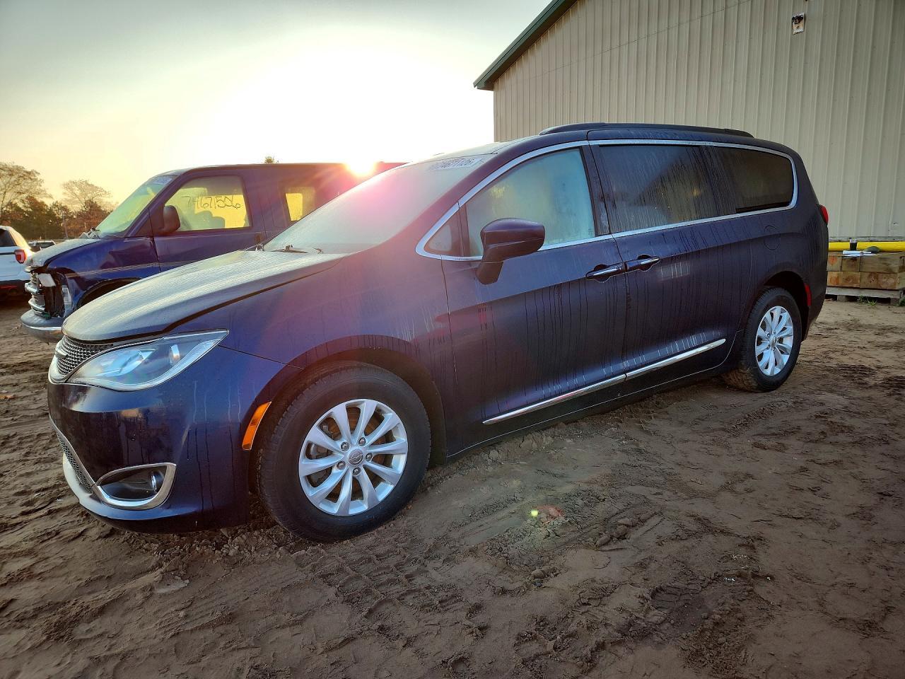 منظر 2017 CHRYSLER PACIFICA TOURING L، زاوية 1