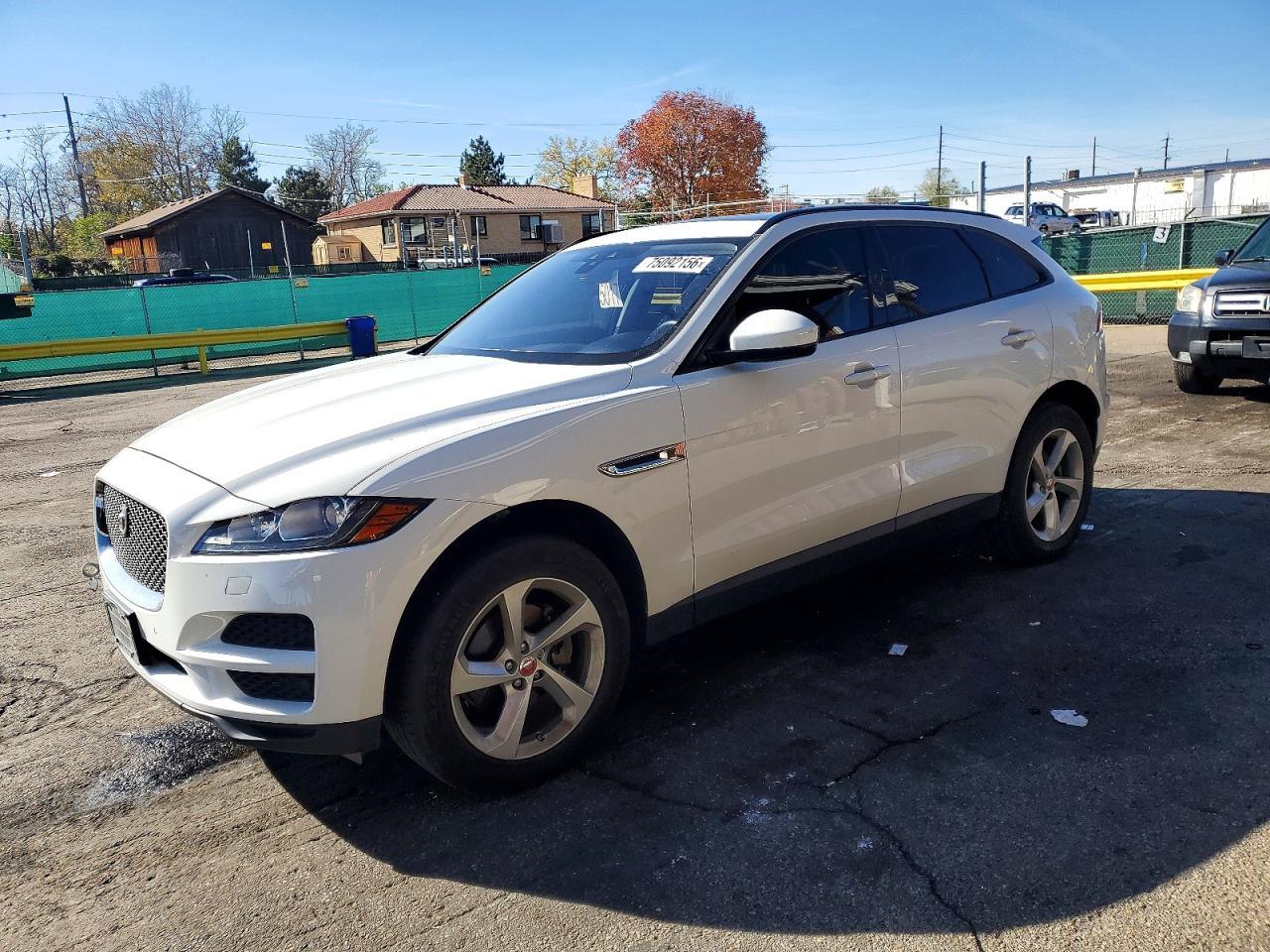 منظر 2017 JAGUAR F-PACE PREMIUM، زاوية 1