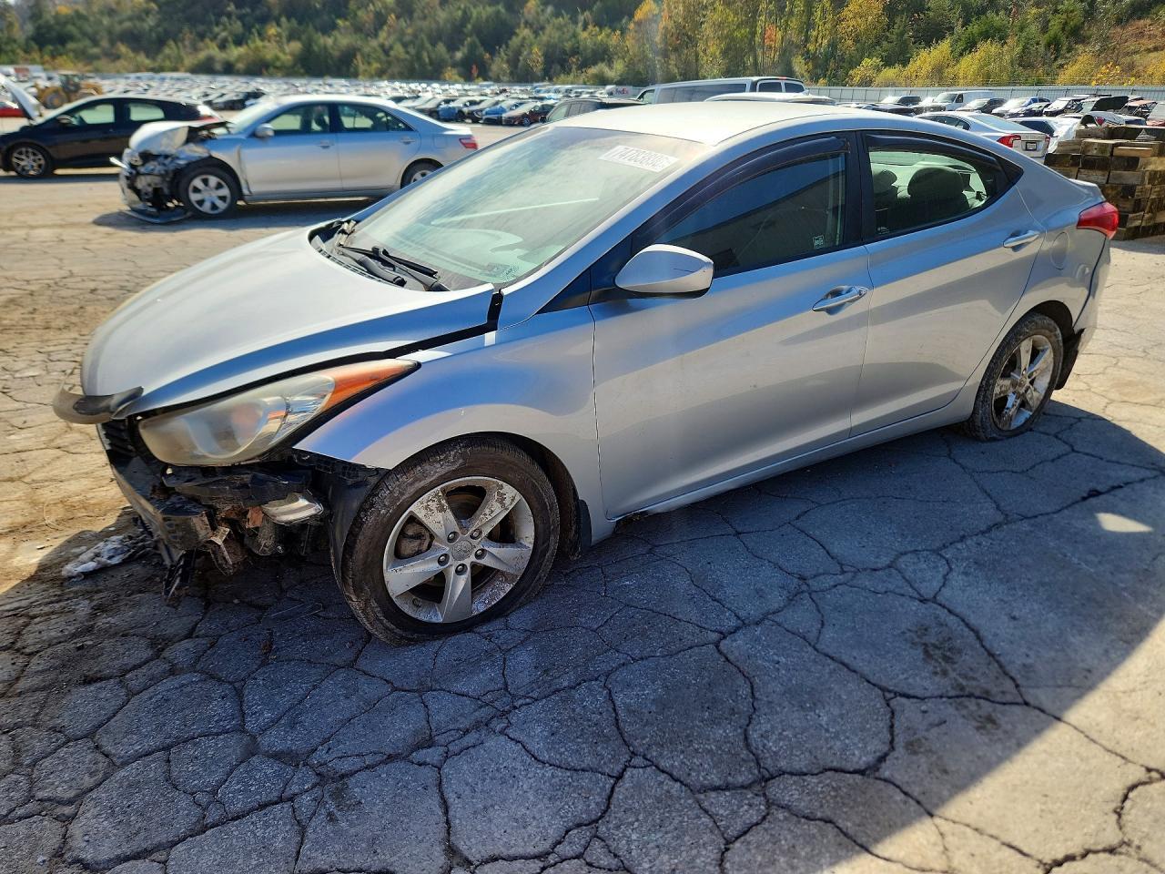 Вид 2013 HYUNDAI ELANTRA GLS, угол 1