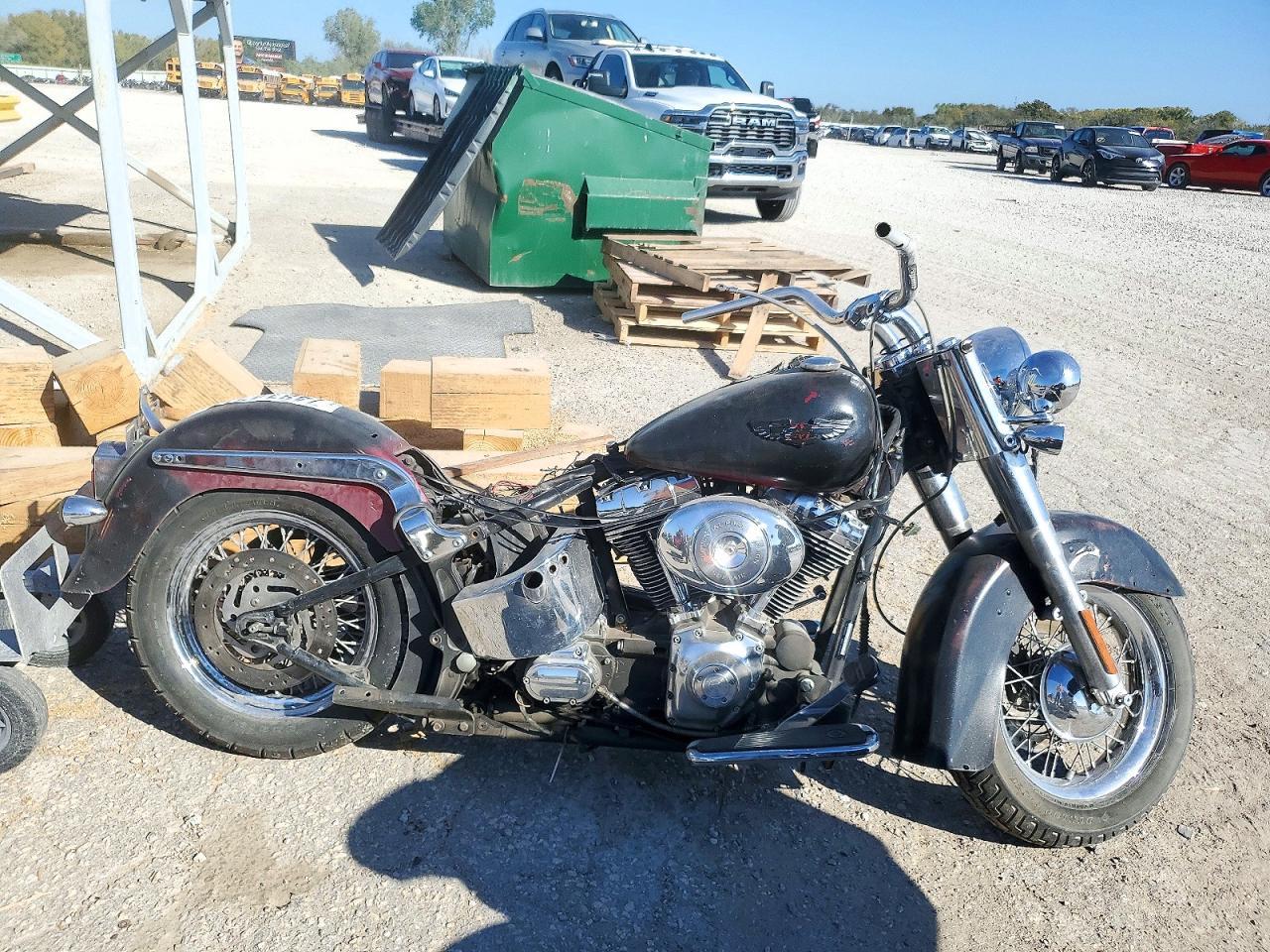 منظر 2005 HARLEY-DAVIDSON FLSTNI، زاوية 1