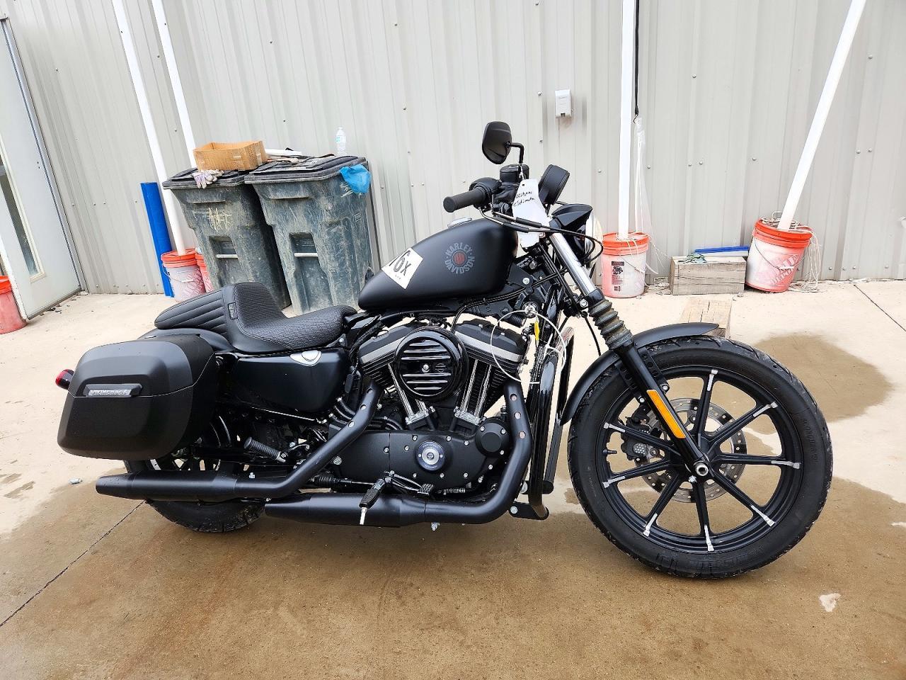 Vue de 2022 HARLEY-DAVIDSON XL883 N, angle 1