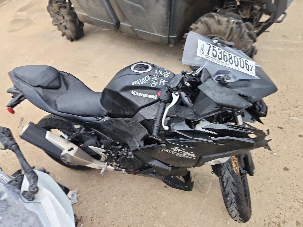 Vista de 2026 KAWASAKI EX500, ángulo 1
