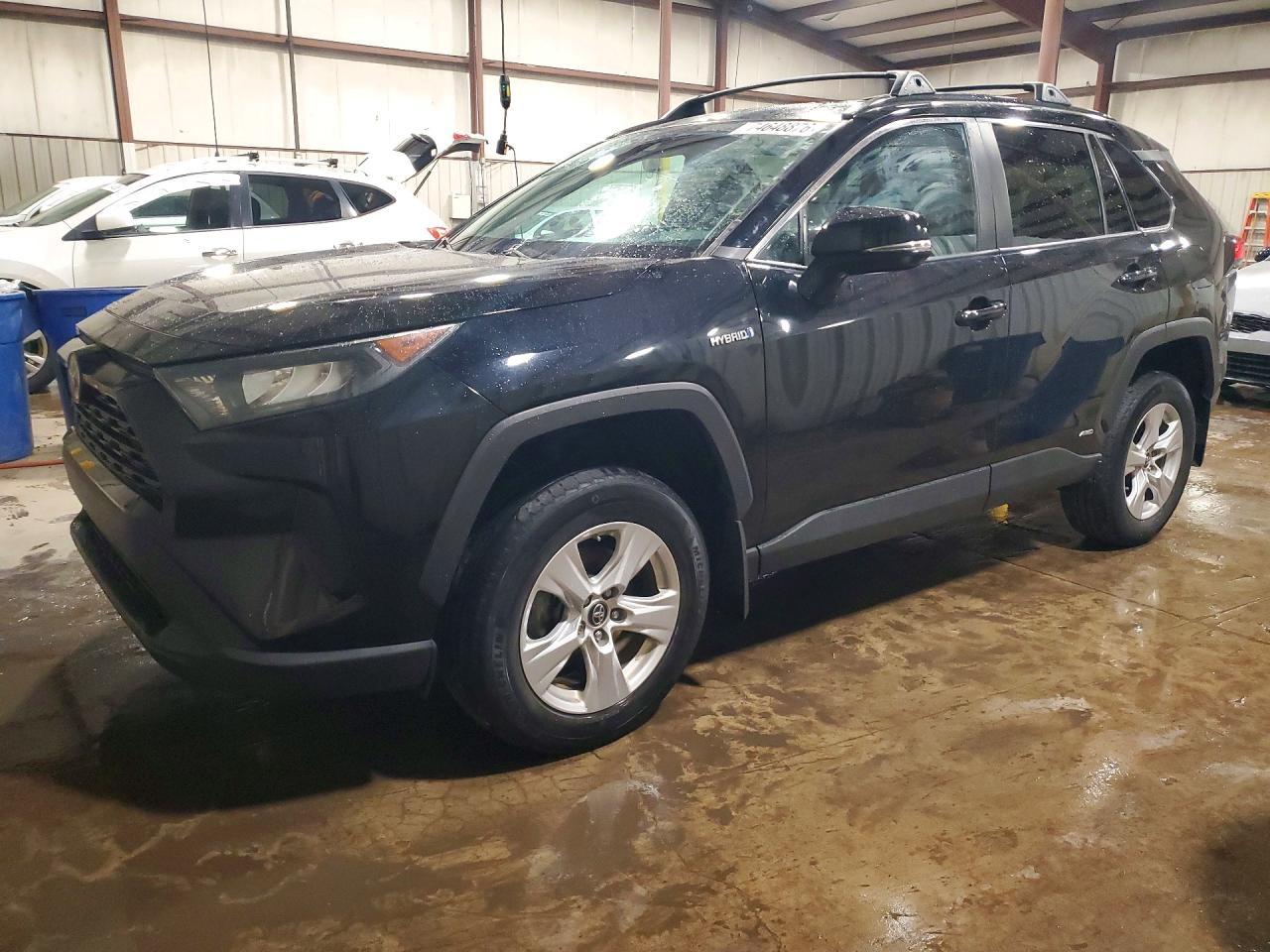 Vista de 2020 TOYOTA RAV4 LE, ángulo 1