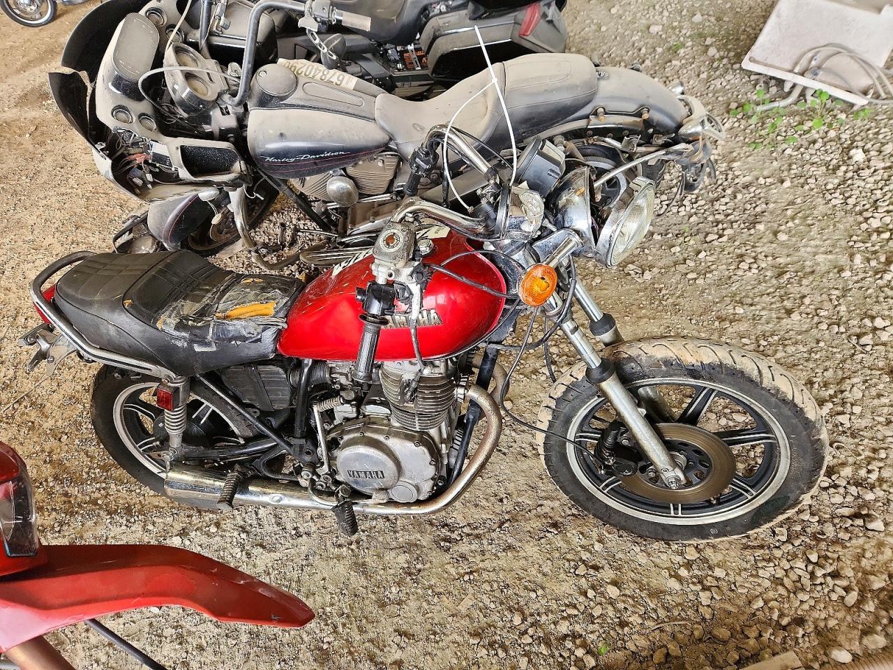 Vista de 1980 YAMA - YAMAHA XS400, ángulo 1