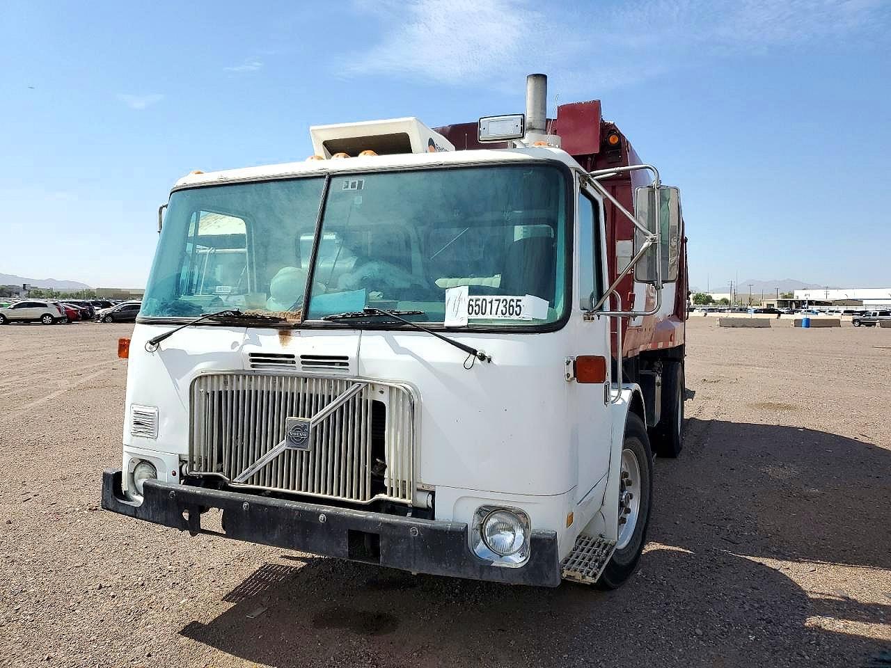 Vue de 2001 VOLVO XPEDITOR WXLL, angle 1