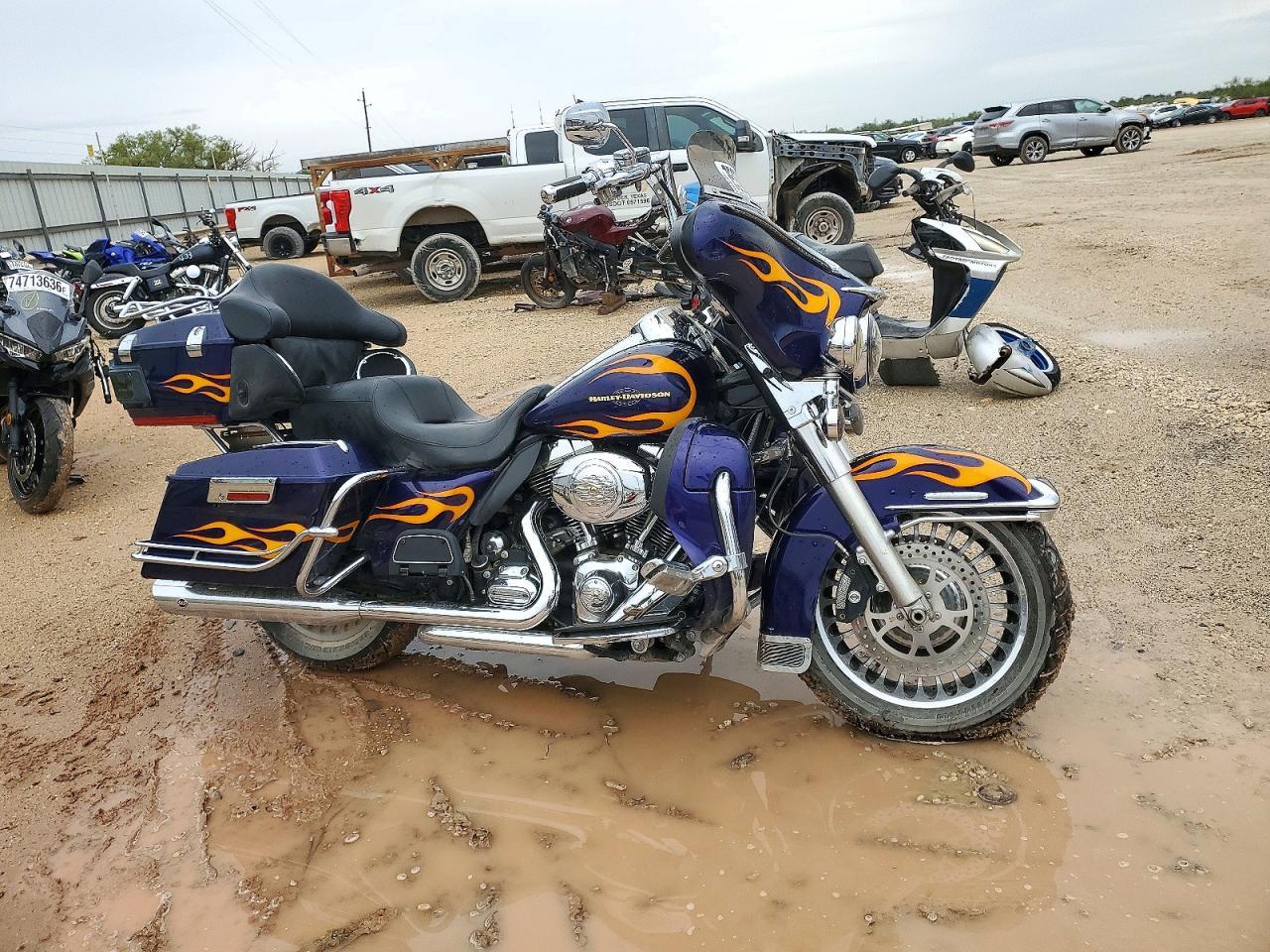 Vista de 2012 HARLEY-DAVIDSON FLHTK ELECTRA GLIDE ULTRA LIMITED, ángulo 1