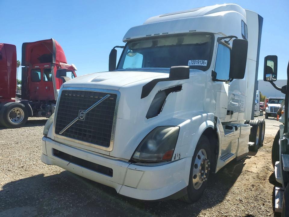 2014 VOLVO VNL SEMI TRUCK
