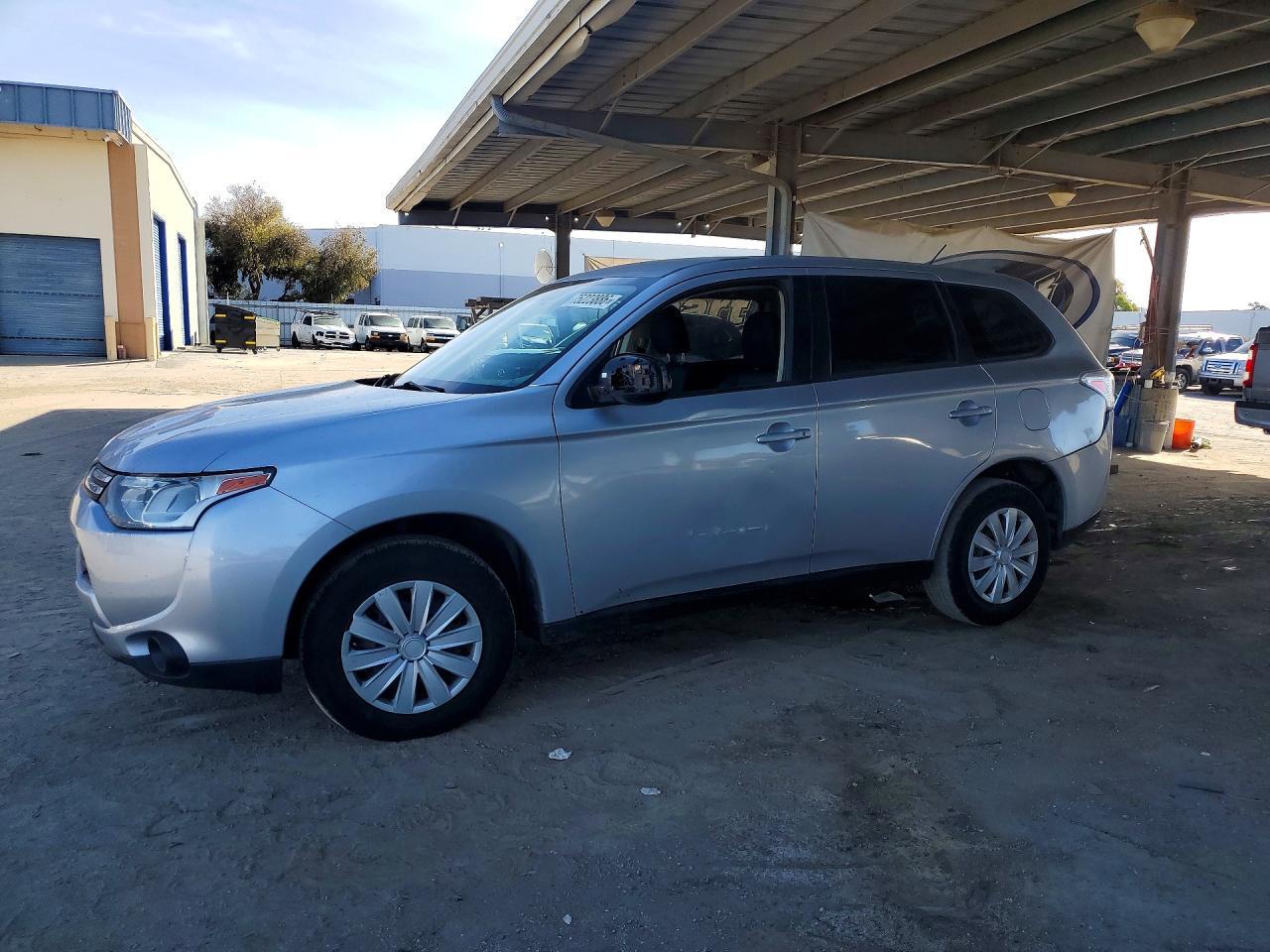 Vue de 2014 MITSUBISHI OUTLANDER ES, angle 1