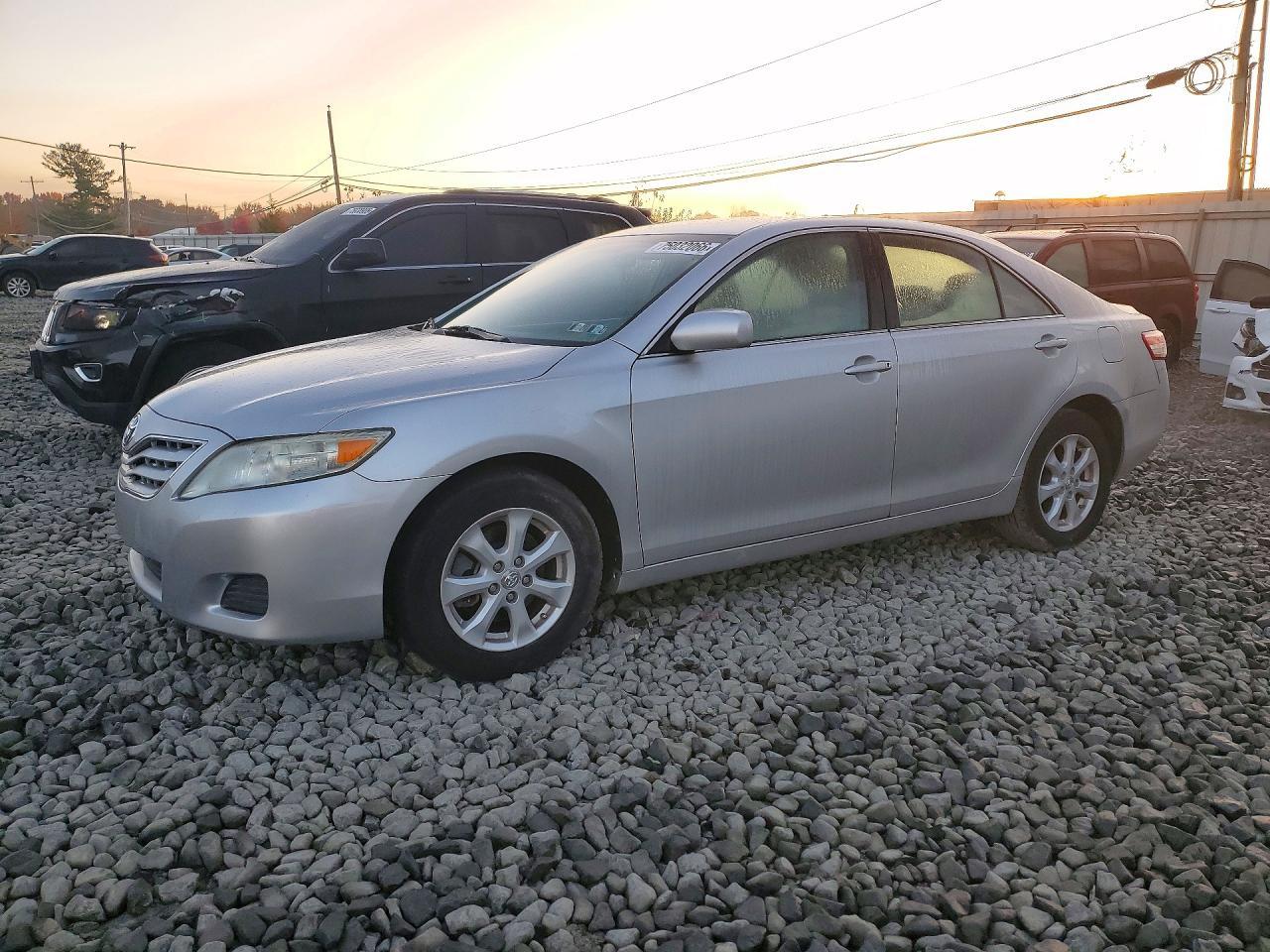 Вид 2011 TOYOTA CAMRY LE, угол 1