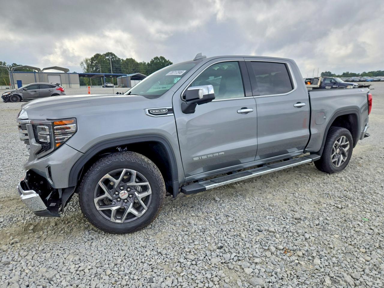 Вид 2026 GMC SIERRA K1500 SLT, угол 1