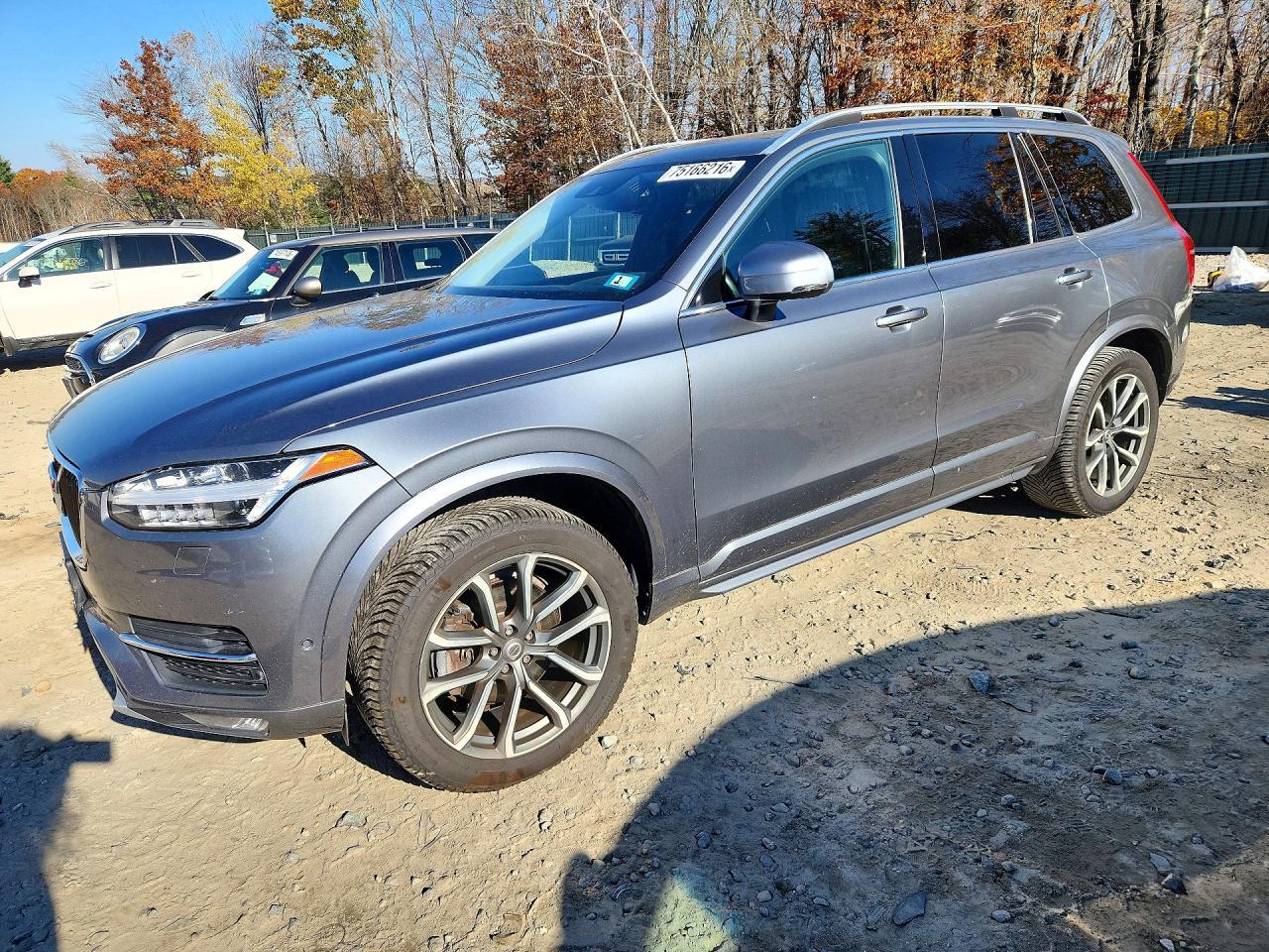 Vue de 2017 VOLVO XC90 T6, angle 1