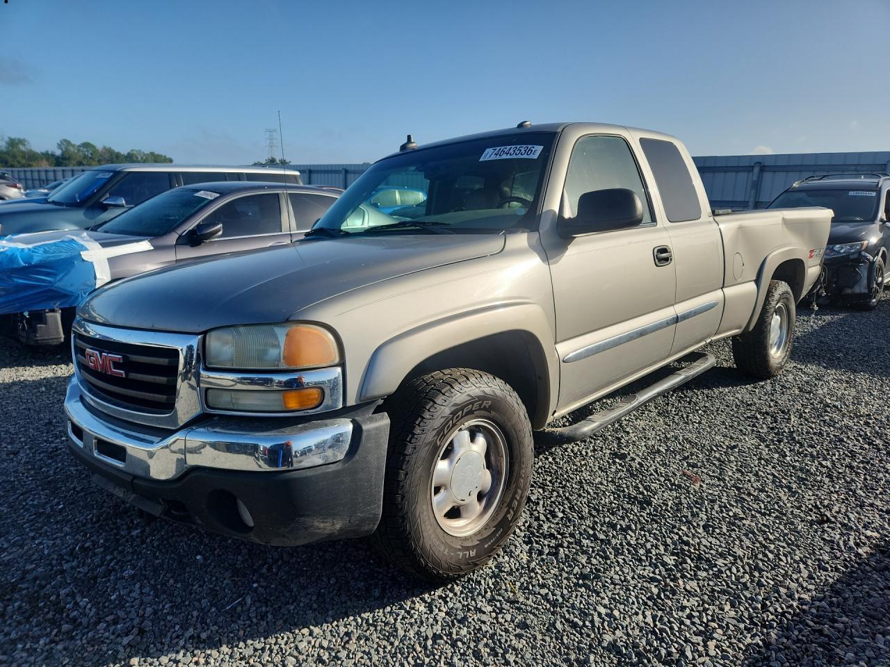 Вид 2003 GMC SIERRA K1500, угол 1