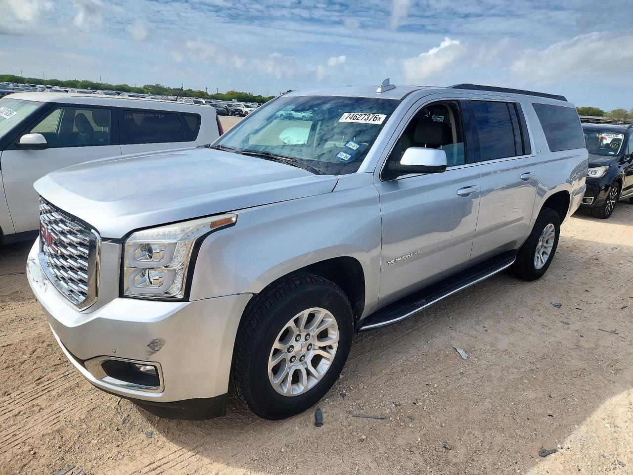 Vue de 2019 GMC YUKON XL C1500 SLT, angle 1