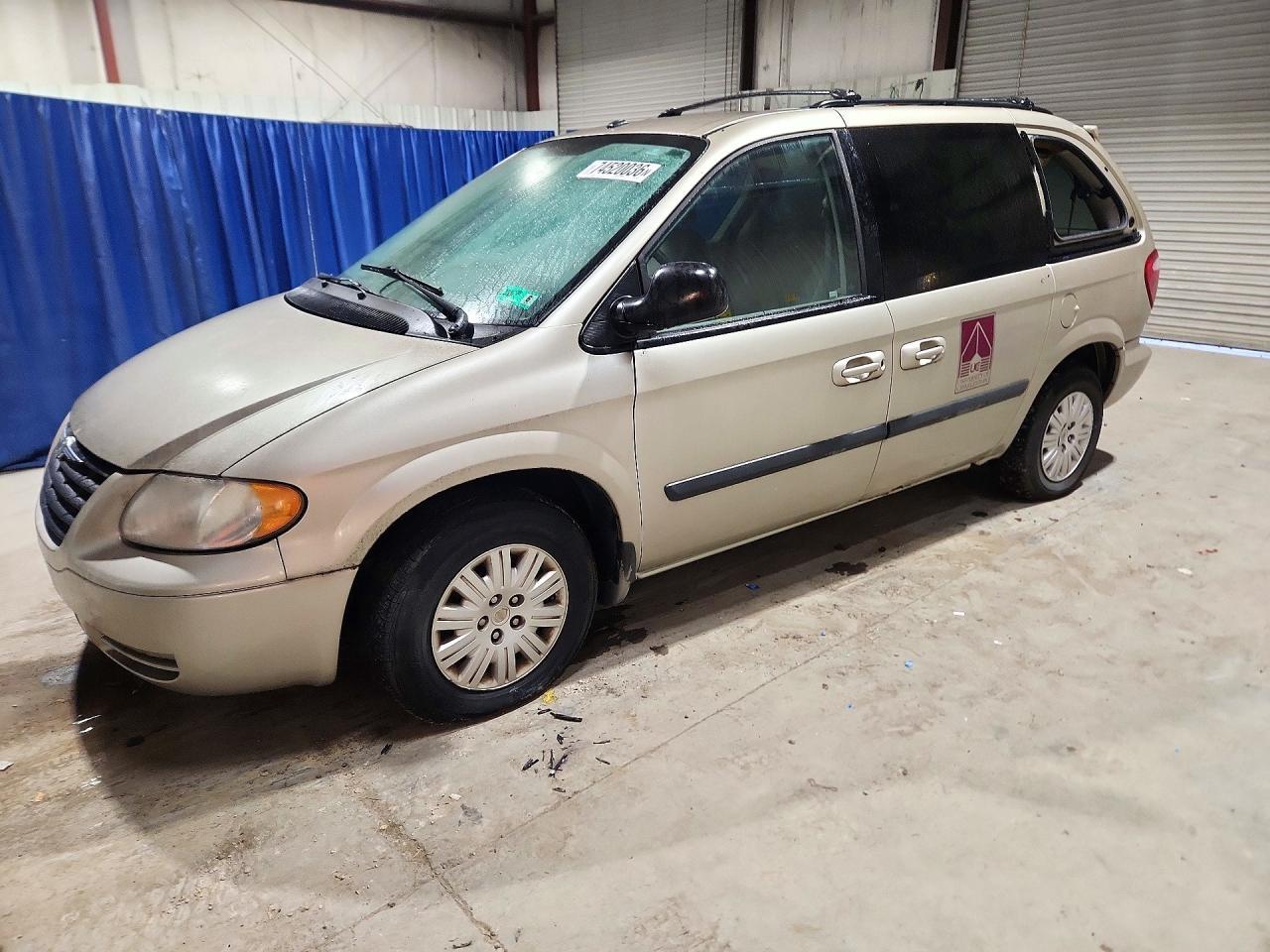 Vista de 2007 CHRYSLER TOWN &amp; COUNTRY LX, ángulo 1