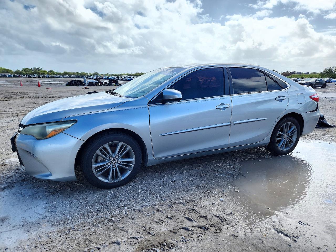 Вид 2015 TOYOTA CAMRY SE, угол 1