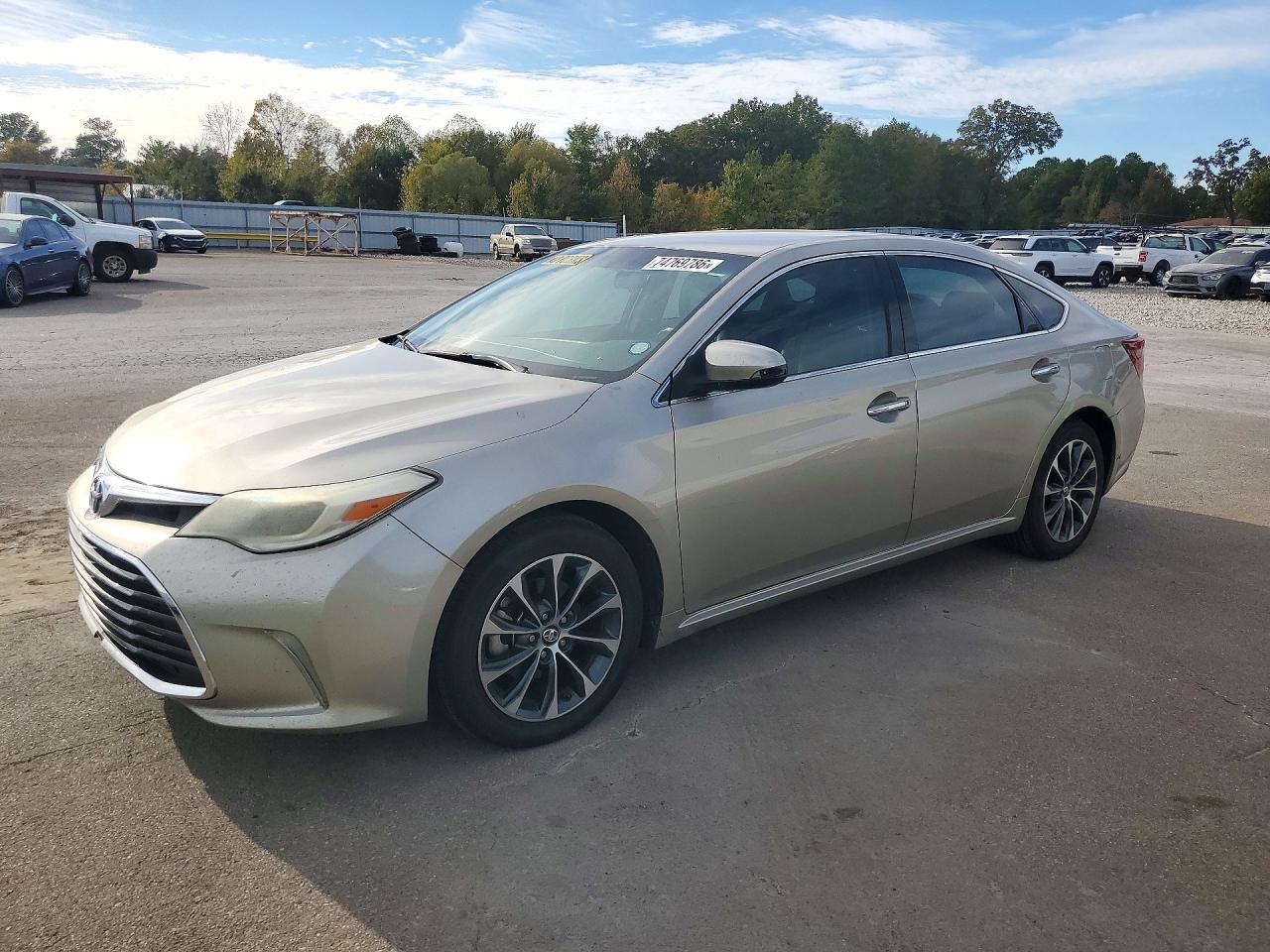 Vue de 2016 TOYOTA AVALON XLE, angle 1