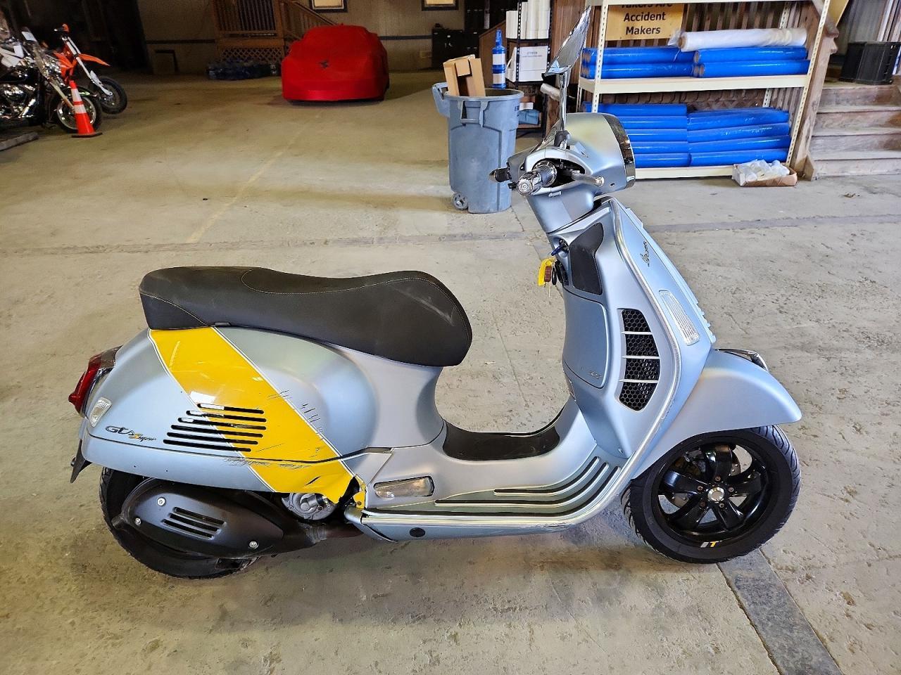 Вид 2021 VESPA MOPED, угол 1