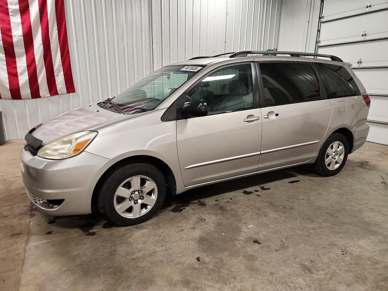 Vista de 2004 TOYOTA SIENNA CE 7 PASSENGER, ángulo 1
