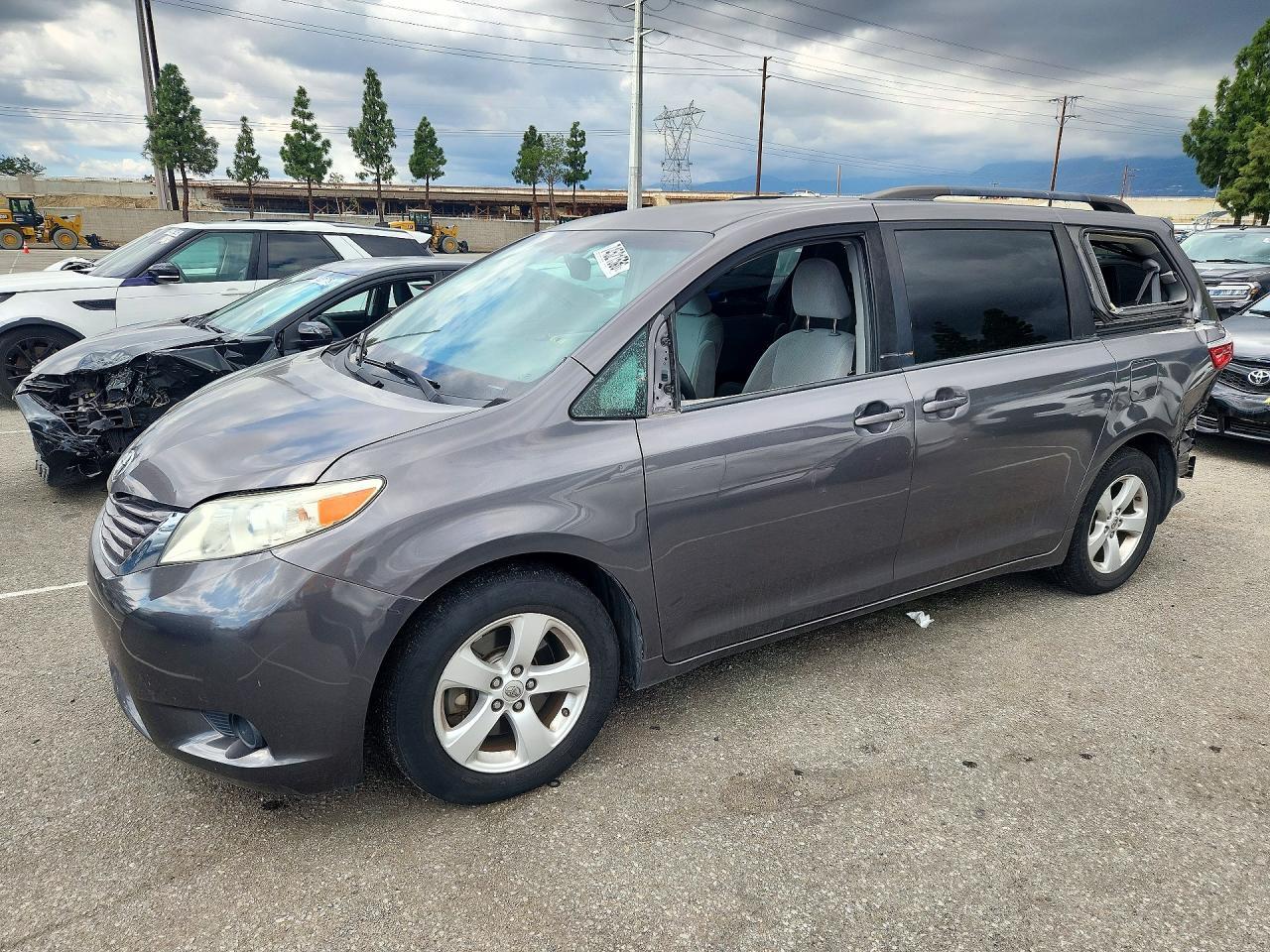 Vista de 2017 TOYOTA SIENNA LE, ángulo 1