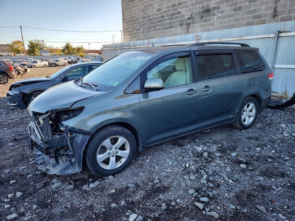 2013 TOYOTA SIENNA LE  