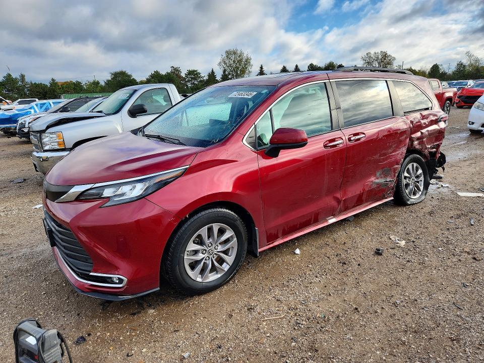2021 TOYOTA SIENNA XLE  