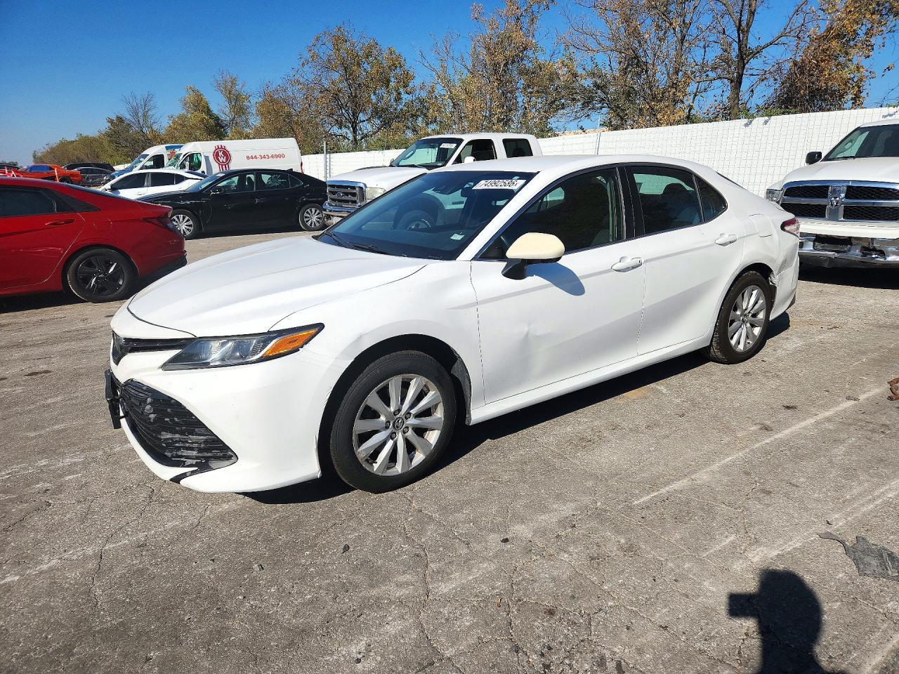 Вид 2018 TOYOTA CAMRY LE, угол 1