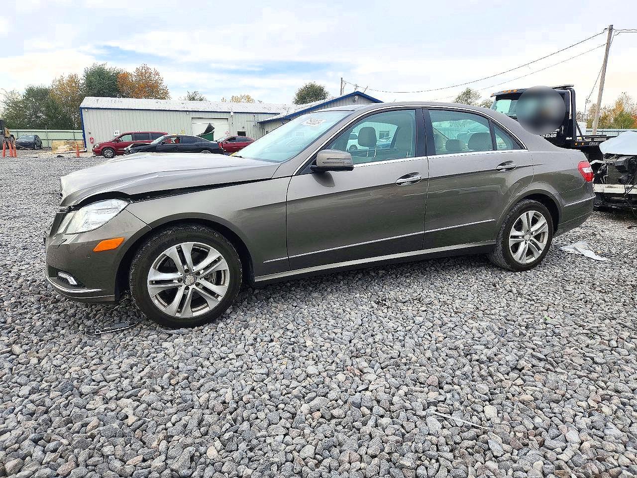 منظر 2010 Mercedes-Benz E CLASS 350 4MATIC، زاوية 1