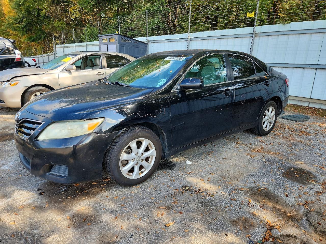 Vue de 2011 TOYOTA CAMRY LE, angle 1