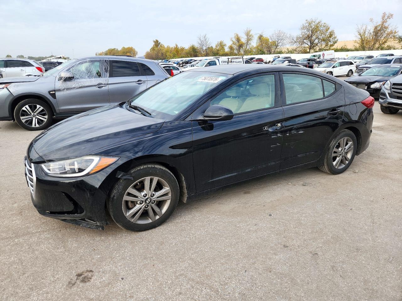 Вид 2017 HYUNDAI ELANTRA SE, угол 1