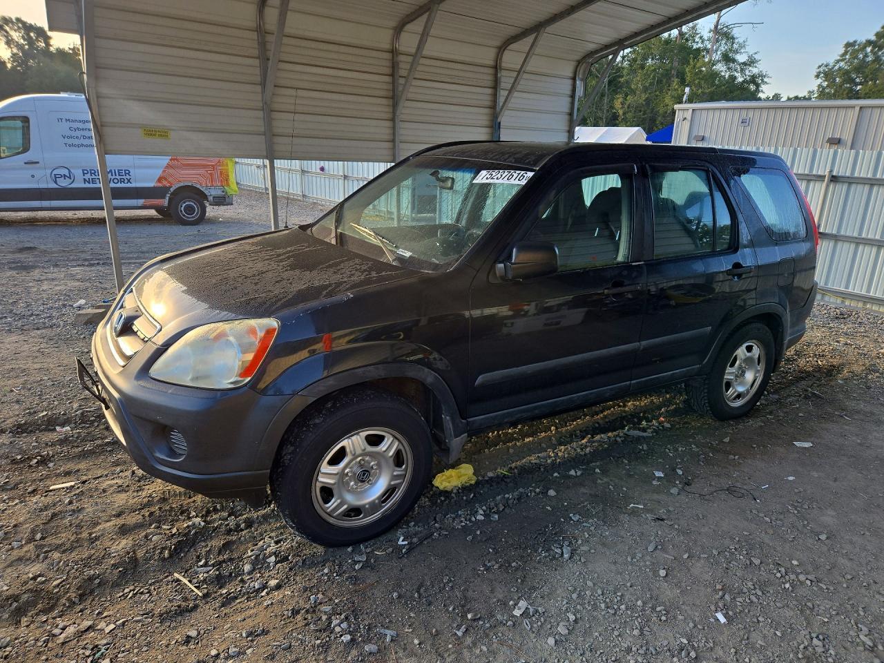 منظر 2005 HONDA CR-V LX، زاوية 1
