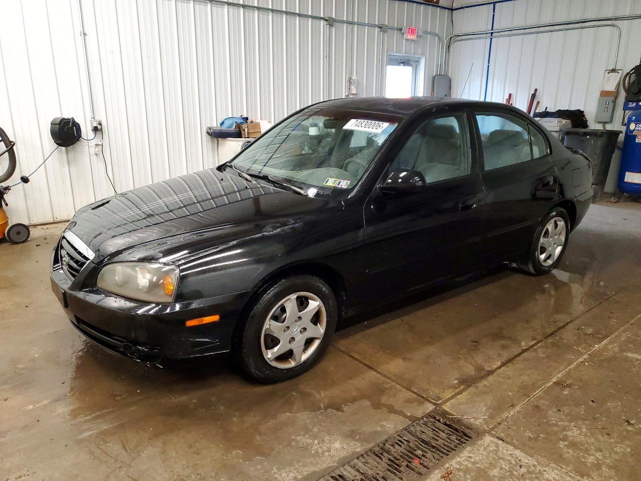 Vue de 2004 HYUNDAI ELANTRA GLS, angle 1