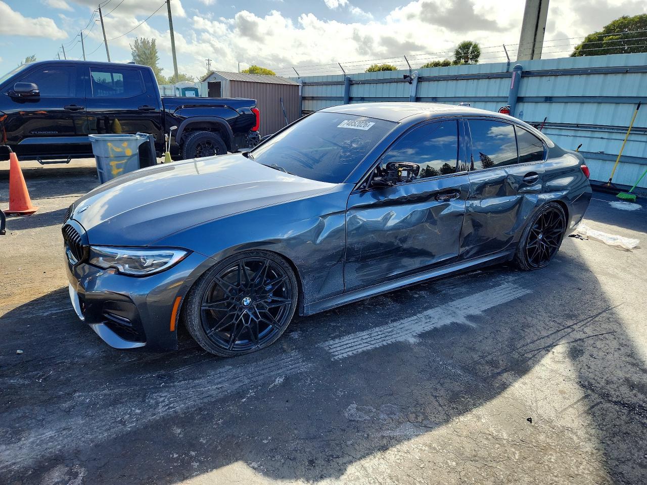 منظر 2021 BMW 330I، زاوية 1