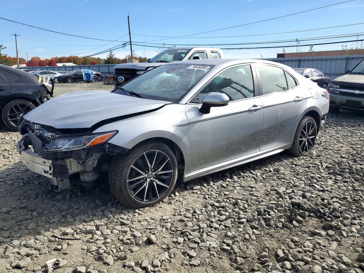 Вид 2020 TOYOTA CAMRY SE, угол 1