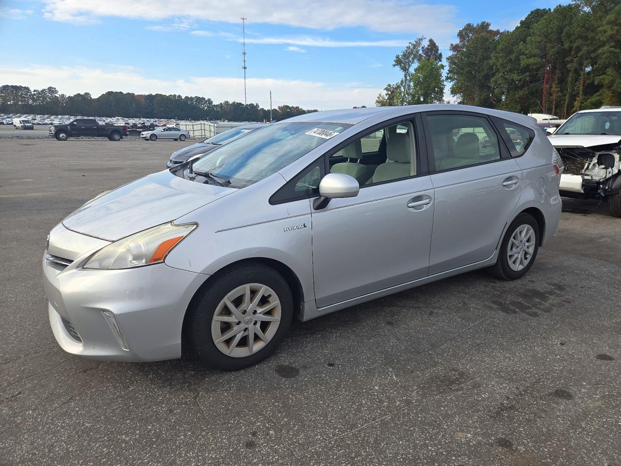Vista de 2012 TOYOTA PRIUS V TWO, ángulo 1