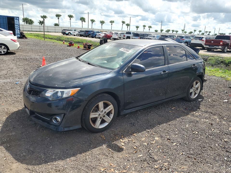 2013 TOYOTA CAMRY SE  