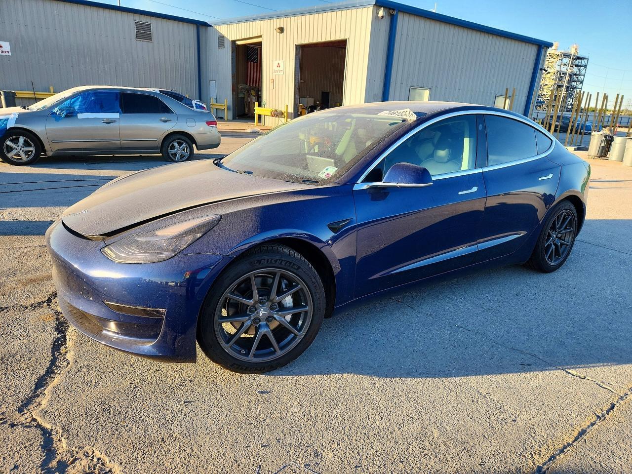 Вид 2018 TESLA MODEL 3, угол 1