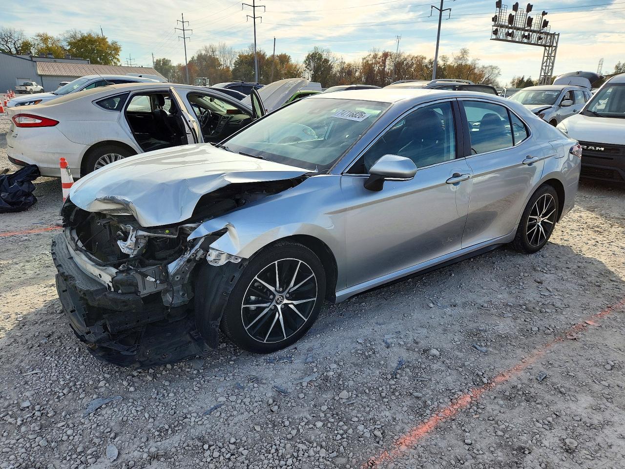 Вид 2023 TOYOTA CAMRY SE, угол 1