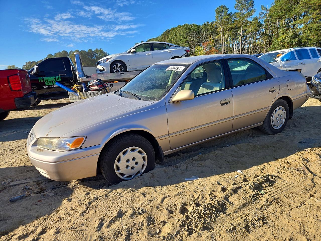 Vue de 1997 TOYOTA CAMRY LE, angle 1