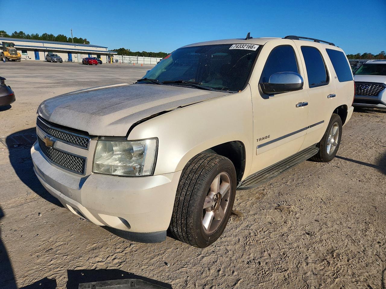 Vue de 2011 CHEVROLET TAHOE K1500 LTZ, angle 1