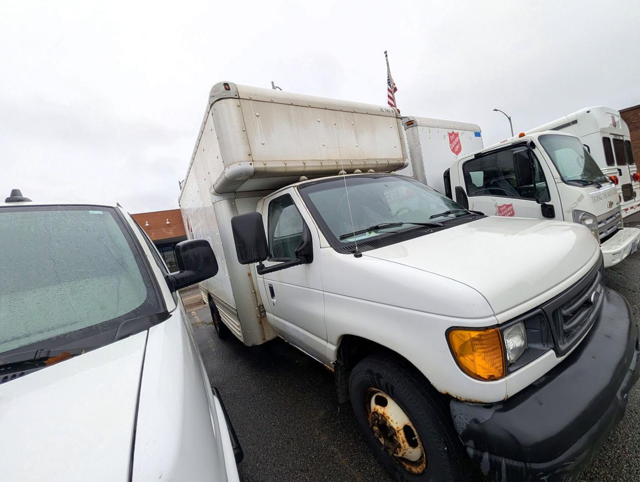 منظر 2006 FORD ECONOLINE E450 SUPER DUTY CUTAWAY VAN، زاوية 1