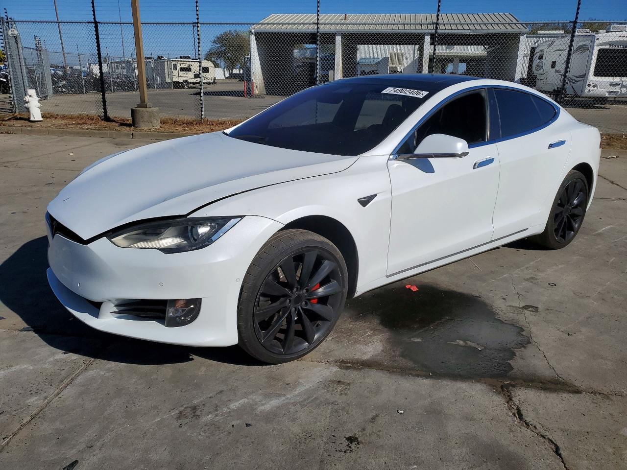 Вид 2016 TESLA MODEL S, угол 1