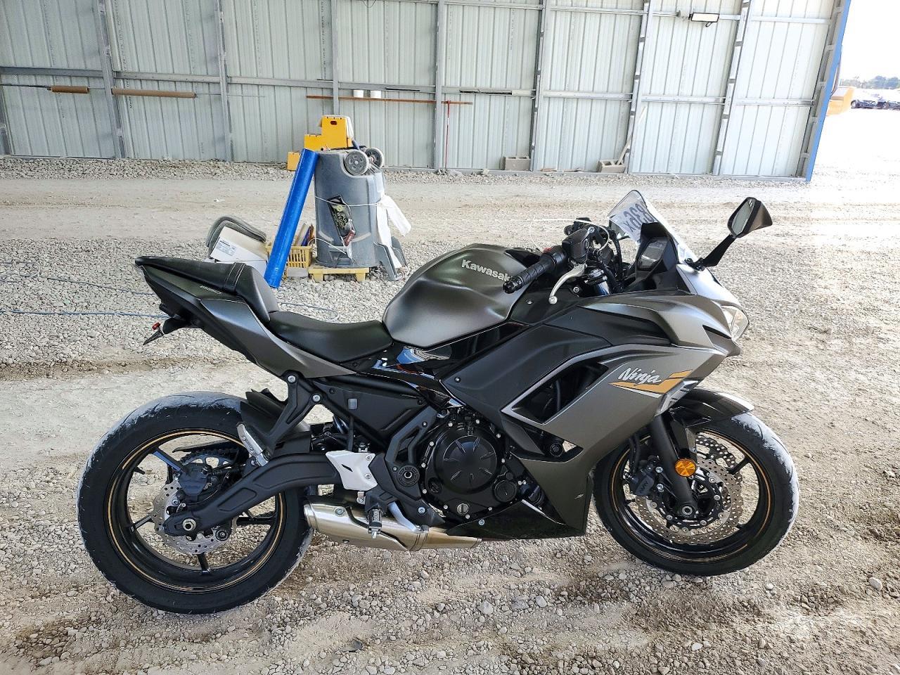 منظر 2023 KAWASAKI EX650 R، زاوية 1