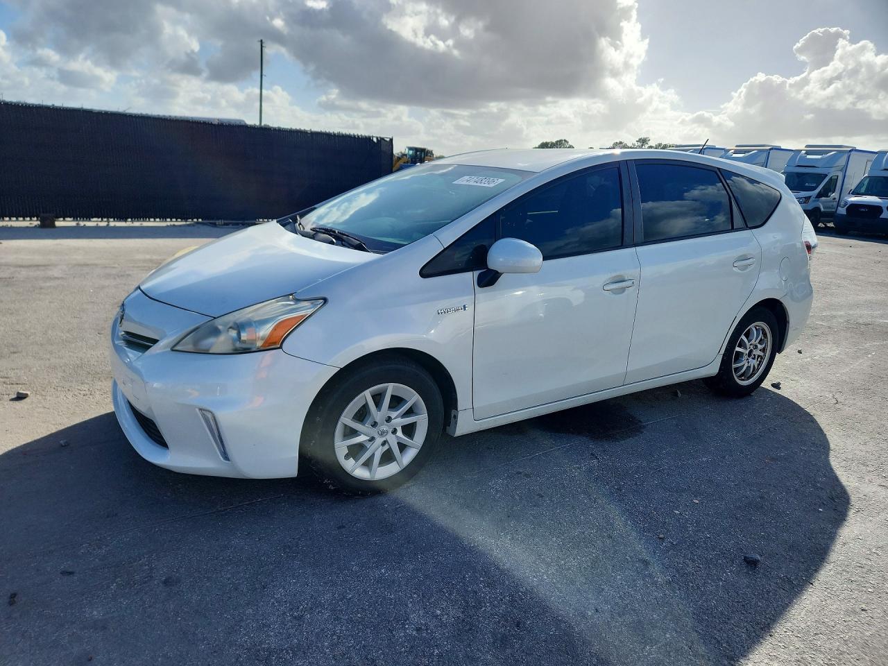 منظر 2013 TOYOTA PRIUS THREE، زاوية 1