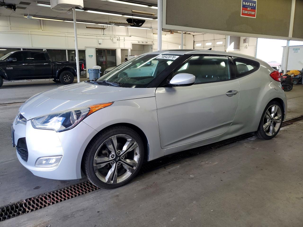 Vue de 2016 HYUNDAI VELOSTER BASE, angle 1
