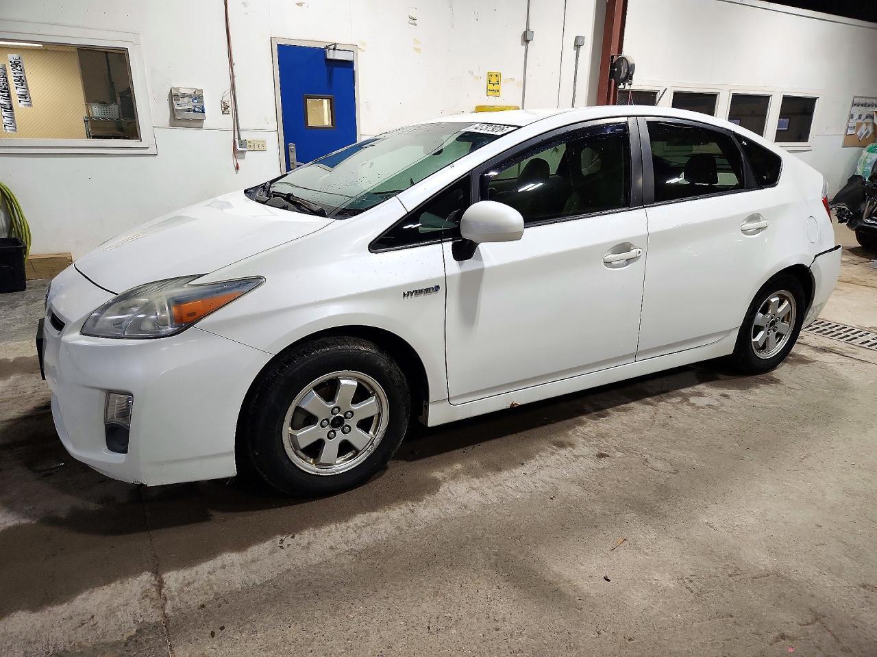 Вид 2010 TOYOTA PRIUS IV, угол 1