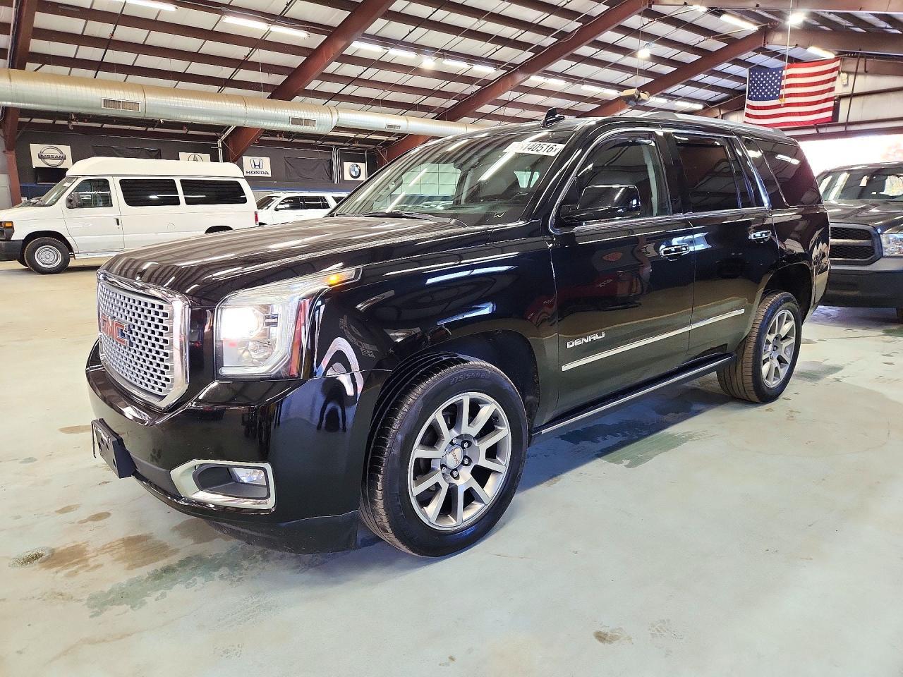 Vista de 2015 GMC YUKON DENALI, ángulo 1