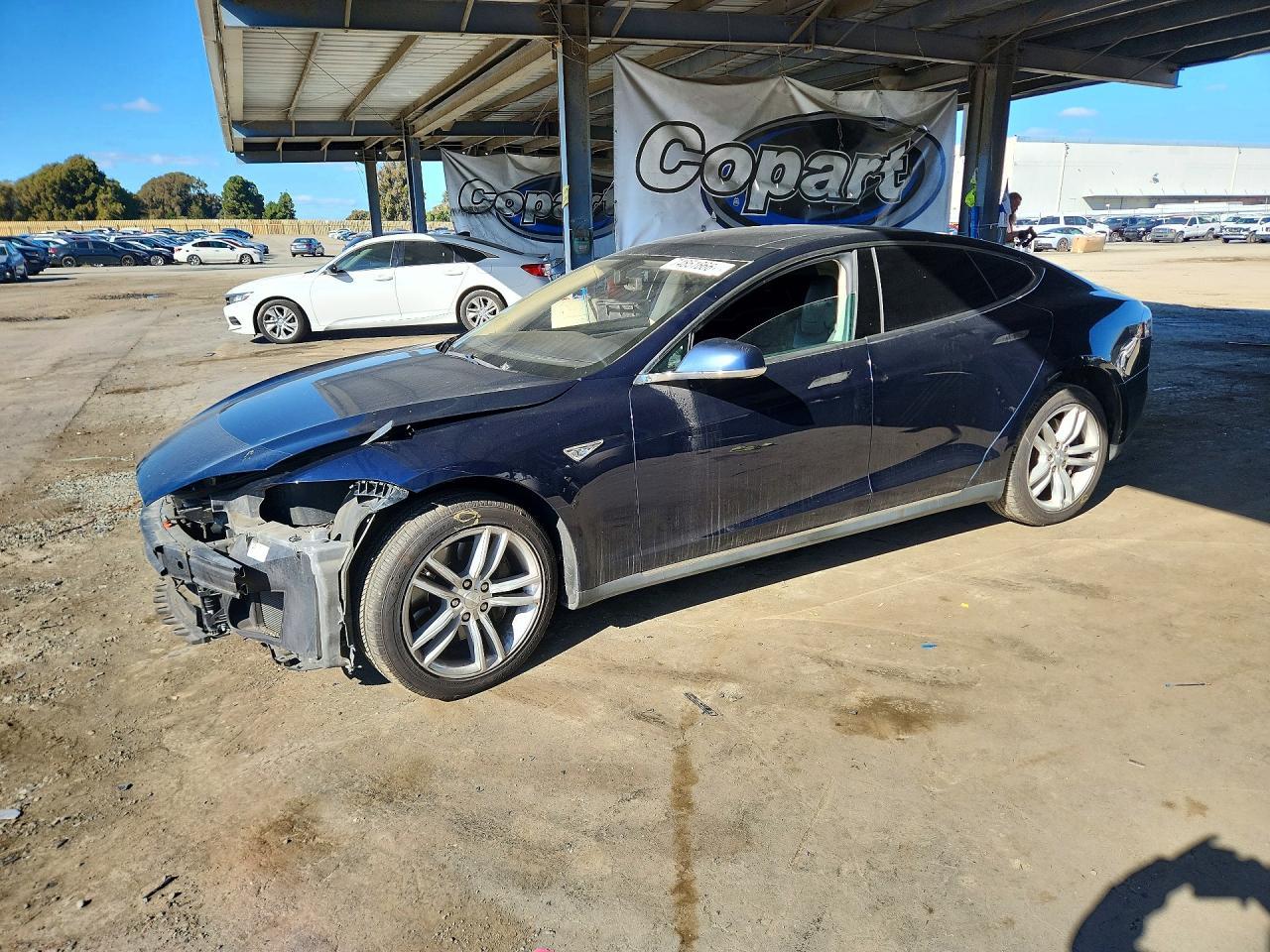 Вид 2014 TESLA MODEL S, угол 1