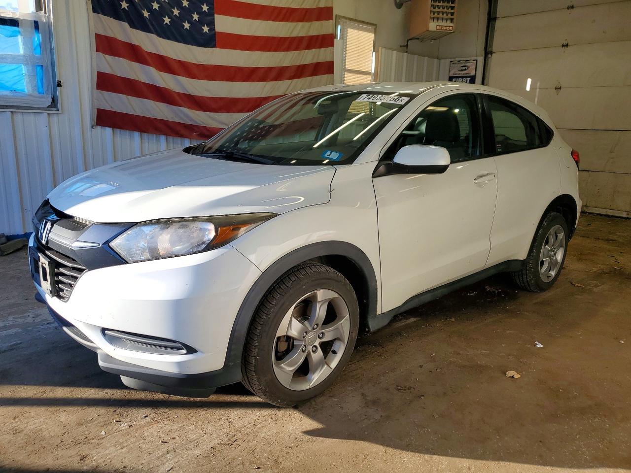 منظر 2016 HONDA HR-V LX، زاوية 1